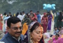 छठ पर्व : मुख्य सचिव आनंद बर्द्धन ने अस्ताचलगामी सूर्य को दिया अर्घ्य … सूर्यदेव एवं छठी मैया से प्रदेशवासियों के सुखी संपन्न एवं खुशहाल जीवन की कामना की
