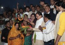 छठ पूजा : सीएम धामी ने खटीमा में अस्ताचलगामी सूर्य को अर्घ्य दिया… प्रदेश की सुख, समृद्धि व खुशहाली की कामना की