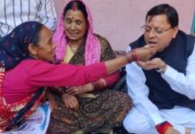 मार्मिक पल : लोकपर्व इगास (बूढ़ी दिवाली) पर रुद्रप्रयाग पहुंचे मुख्यमंत्री धामी .. आपदा प्रभावित परिवारों से भेंट की और उनका कुशलक्षेम जाना … अपने बीच प्रदेश के मुखिया को पाकर आपदा प्रभावितों के आंसू निकल पड़े…  धामी प्रभावितों के बीच जमीन पर पालती मारकर बैठे … लोगों को लगा ही नहीं कि राज्य का मुख्यमंत्री उनके बीच में है… ऐसा नजारा था कि अपने गांव का बेटा त्योहार पर घर आया है … सीएम ने आपदा प्रभावितों के बीच जमीन पर बैठकर किया भोजन … बुजुर्ग महिलाओं ने धामी को अपने हाथों से भोजन कराया और खूब आशीर्वाद दिया … शानदार तस्वीरें भी देखिए