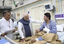 संवेदनशील मुखिया : भूटान से लौटते ही दिल्ली कार धमाके में घायलों से मिलने अस्पताल पहुंचे प्रधानमंत्री मोदी … घायल युवक के कंधे पर हाथ रखकर बोले पीएम – घटना के पीछे जो भी हैं, उनको छोड़ेंगे नहीं