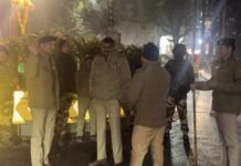 Big News : नव वर्ष की पूर्व संध्या पर पुलिस व्यवस्थाओं का जायजा लेने ग्राउंड जीरो पर उतरे एसएसपी दून .. सुरक्षा तथा यातायात व्यवस्था के संबंध में अधिनस्त अधिकारियों को दिये आवश्यक निर्देश .. नव वर्ष के जश्न की आड़ में हुड़दंग करने वालो के विरुद्ध सख्त कार्यवाही के लिए किया निर्देशित