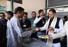 उत्तराखंड : सीएम धामी ने की थालसेवा, थाल सेवक के रूप में देते हैं हर माह सेवा
