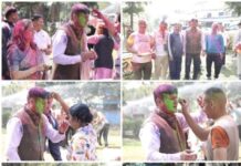 शुभ होली : दून पुलिस परिवार के साथ एसएसपी ने मनाया खुशियों एवं रंगों का त्यौहार होली … जवानों व पुलिस परिजनों को रंग लगाकर दी होली के पावन पर्व की शुभकामनाएं … पुलिस कर्मियों को प्रोत्साहित करते हुए एसएसपी दून का संदेश – आप सतर्क तो आम जन सुरक्षित