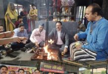 देहरादून : दर्जा राज्यमंत्री अशोक वर्मा ने नवग्रह शनि मंदिर (गढ़ी) पहुंचकर शनि महाराज की पूजा अर्चना की